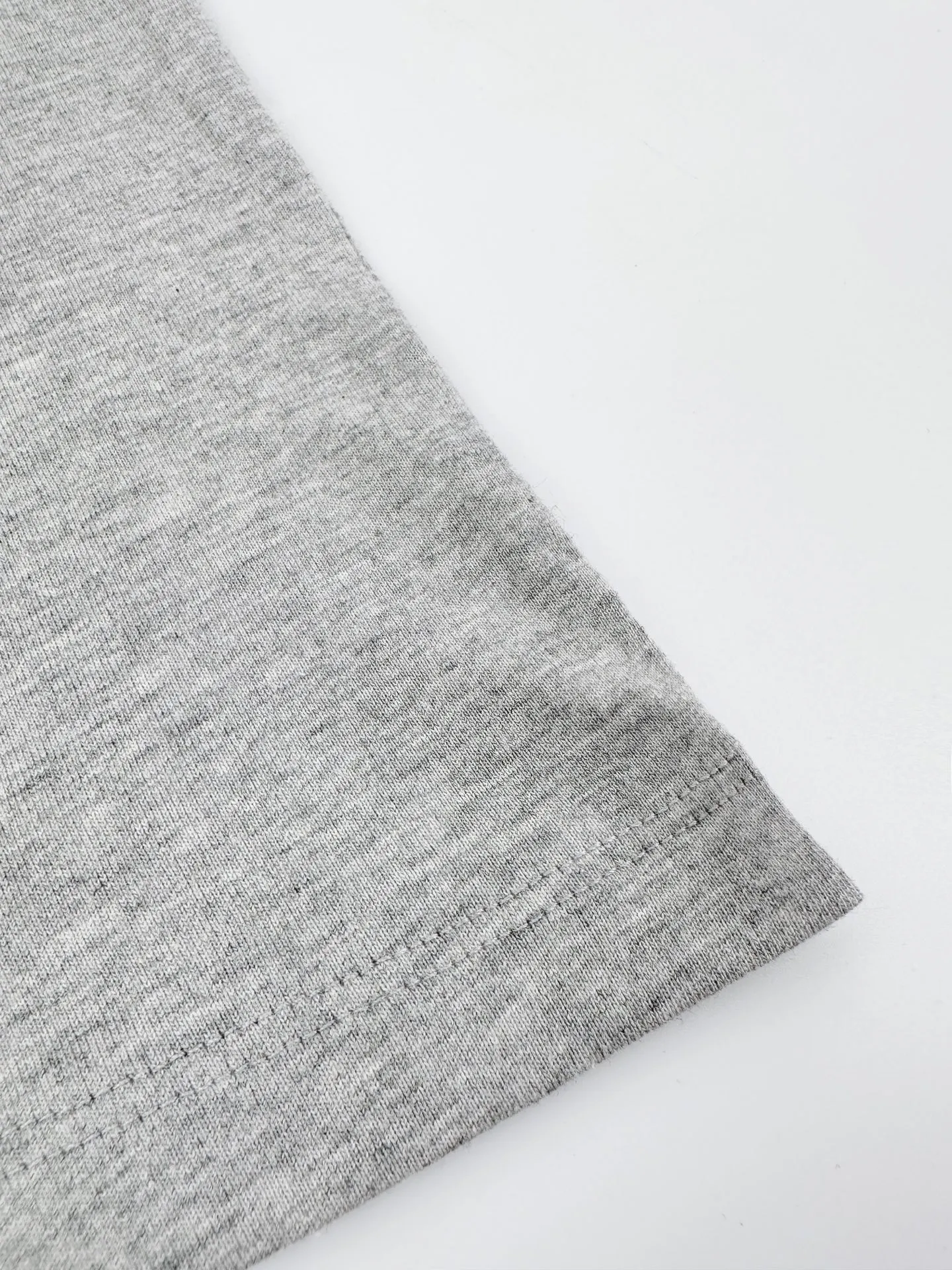 Ami Paris logo embroidered short sleeves. Custom-made high-count densely spun cotton. Soft and delicate, comfortable and skin-friendly. The hemp gray background is like mist on the body. The extremely restrained color tone demonstrates an effortless sense of luxury. The love logo on the chest is embellished with rough particles. The same color AMI embroidery on the back quietly echoes. French romance is hidden in the details. Low-key but highly recognizable. Use minimalist strokes to outline a luxurious and relaxing world. Process 1: Use imported machine embroidery technology. Use advanced computer control systems and precision mechanical components to realize Ami logo and letter embroidery operations with high precision and smooth and delicate lines. Process 2: The fabrics have been fermented and washed for better hand feel. Not easy to deform, not easy to shrink, not easy to fade, and maintain long-term beauty. Accessories: Customized 1:1 Ami trademark. Version: Loose version. Size: S M L XL. Style number: BB 820.